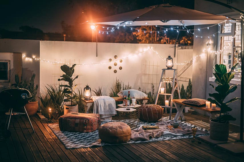 Iluminación romántica en la terraza